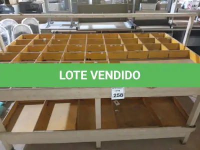 LOTE 258 - 01 BANCADA EXPOSITORA EM MADEIRA PARA PARAFUSO. (NO ESTADO) ATENÇÃO! FAZER A VISITAÇÃO ANTES DE ARREMATAR, NÃO SABEMOS SE FUNCIONA. LEILÃO NÃO TEM GARANTIA E NEM DEVOLUÇÃO, SUJEITO A POSSÍVEIS AVARIAS VISÍVEIS/OCULTAS E/OU AUSÊNCIA DE COMPONENTES.