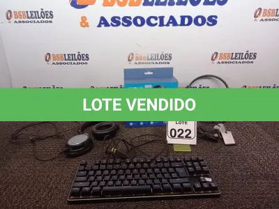 LOTE 022 - 02 HEADSETS SENDO 01 P/RETIRADA DE PEÇAS, 01 WEBCAM E 01 TECLADO. (NO ESTADO) ATENÇÃO! FAZER A VISITAÇÃO ANTES DE ARREMATAR, NÃO SABEMOS SE FUNCIONA. LEILÃO NÃO TEM GARANTIA E NEM DEVOLUÇÃO, SUJEITO A POSSÍVEIS AVARIAS VISÍVEIS/OCULTAS E/OU AUSÊNCIA DE COMPONENTES.