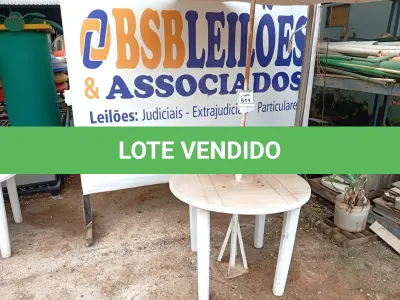 LOTE 511 - 01 MESA DE PLÁSTICO C/SOMBREIRO E BASE DE FERRO. (NO ESTADO) ATENÇÃO! FAZER A VISITAÇÃO ANTES DE ARREMATAR, NÃO SABEMOS SE FUNCIONA. LEILÃO NÃO TEM GARANTIA E NEM DEVOLUÇÃO, SUJEITO A POSSÍVEIS AVARIAS VISÍVEIS/OCULTAS E/OU AUSÊNCIA DE COMPONENTES.