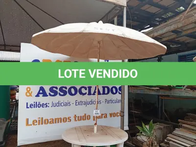 LOTE 520 - 01 MESA DE PLÁSTICO C/SOMBREIRO E BASE DE FERRO. (NO ESTADO) ATENÇÃO! FAZER A VISITAÇÃO ANTES DE ARREMATAR, NÃO SABEMOS SE FUNCIONA. LEILÃO NÃO TEM GARANTIA E NEM DEVOLUÇÃO, SUJEITO A POSSÍVEIS AVARIAS VISÍVEIS/OCULTAS E/OU AUSÊNCIA DE COMPONENTES.