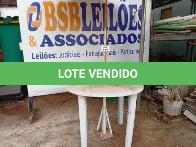 LOTE 517 - 01 MESA DE PLÁSTICO C/SOMBREIRO E BASE DE FERRO. (NO ESTADO) ATENÇÃO! FAZER A VISITAÇÃO ANTES DE ARREMATAR, NÃO SABEMOS SE FUNCIONA. LEILÃO NÃO TEM GARANTIA E NEM DEVOLUÇÃO, SUJEITO A POSSÍVEIS AVARIAS VISÍVEIS/OCULTAS E/OU AUSÊNCIA DE COMPONENTES.