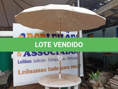 LOTE 513 - 01 MESA DE PLÁSTICO C/SOMBREIRO E BASE DE FERRO. (NO ESTADO) ATENÇÃO! FAZER A VISITAÇÃO ANTES DE ARREMATAR, NÃO SABEMOS SE FUNCIONA. LEILÃO NÃO TEM GARANTIA E NEM DEVOLUÇÃO, SUJEITO A POSSÍVEIS AVARIAS VISÍVEIS/OCULTAS E/OU AUSÊNCIA DE COMPONENTES.