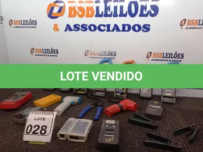 LOTE 028 - 01 LOTE C/ DIVERSOS ALICATES AMPERÍMETROS, MONÔMETROS E ALICATES DESCASCADORES DE FIO MARCAS E MODELOS DIVERSOS. (NO ESTADO) ATENÇÃO! FAZER A VISITAÇÃO ANTES DE ARREMATAR, NÃO SABEMOS SE FUNCIONA. LEILÃO NÃO TEM GARANTIA E NEM DEVOLUÇÃO, SUJEITO A POSSÍVEIS AVARIAS VISÍVEIS/OCULTAS E/OU AUSÊNCIA DE COMPONENTES.