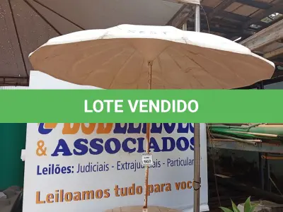 LOTE 507 - 01 MESA DE PLÁSTICO C/SOMBREIRO E BASE DE FERRO. (NO ESTADO) ATENÇÃO! FAZER A VISITAÇÃO ANTES DE ARREMATAR, NÃO SABEMOS SE FUNCIONA. LEILÃO NÃO TEM GARANTIA E NEM DEVOLUÇÃO, SUJEITO A POSSÍVEIS AVARIAS VISÍVEIS/OCULTAS E/OU AUSÊNCIA DE COMPONENTES.