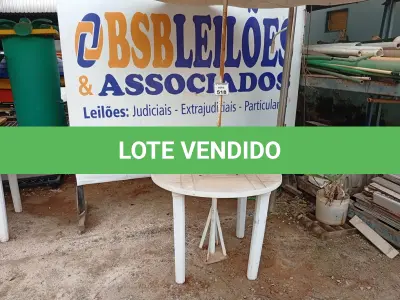 LOTE 518 - 01 MESA DE PLÁSTICO C/SOMBREIRO E BASE DE FERRO. (NO ESTADO) ATENÇÃO! FAZER A VISITAÇÃO ANTES DE ARREMATAR, NÃO SABEMOS SE FUNCIONA. LEILÃO NÃO TEM GARANTIA E NEM DEVOLUÇÃO, SUJEITO A POSSÍVEIS AVARIAS VISÍVEIS/OCULTAS E/OU AUSÊNCIA DE COMPONENTES.