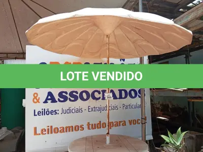 LOTE 505 - 01 MESA DE PLÁSTICO C/SOMBREIRO E BASE DE FERRO. (NO ESTADO) ATENÇÃO! FAZER A VISITAÇÃO ANTES DE ARREMATAR, NÃO SABEMOS SE FUNCIONA. LEILÃO NÃO TEM GARANTIA E NEM DEVOLUÇÃO, SUJEITO A POSSÍVEIS AVARIAS VISÍVEIS/OCULTAS E/OU AUSÊNCIA DE COMPONENTES.