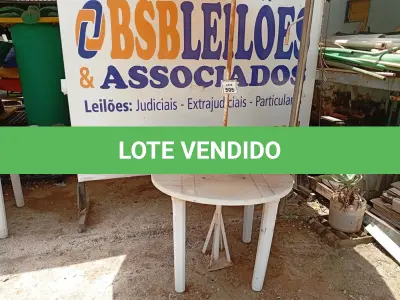 LOTE 505 - 01 MESA DE PLÁSTICO C/SOMBREIRO E BASE DE FERRO. (NO ESTADO) ATENÇÃO! FAZER A VISITAÇÃO ANTES DE ARREMATAR, NÃO SABEMOS SE FUNCIONA. LEILÃO NÃO TEM GARANTIA E NEM DEVOLUÇÃO, SUJEITO A POSSÍVEIS AVARIAS VISÍVEIS/OCULTAS E/OU AUSÊNCIA DE COMPONENTES.
