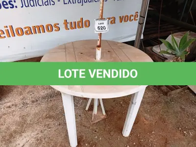 LOTE 520 - 01 MESA DE PLÁSTICO C/SOMBREIRO E BASE DE FERRO. (NO ESTADO) ATENÇÃO! FAZER A VISITAÇÃO ANTES DE ARREMATAR, NÃO SABEMOS SE FUNCIONA. LEILÃO NÃO TEM GARANTIA E NEM DEVOLUÇÃO, SUJEITO A POSSÍVEIS AVARIAS VISÍVEIS/OCULTAS E/OU AUSÊNCIA DE COMPONENTES.
