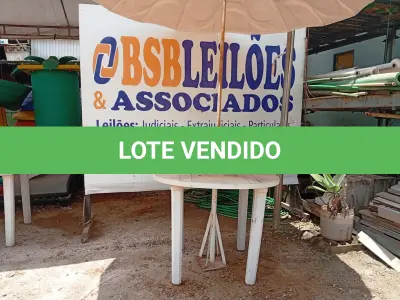 LOTE 501 - 01 MESA DE PLÁSTICO C/SOMBREIRO E BASE DE FERRO. (NO ESTADO) ATENÇÃO! FAZER A VISITAÇÃO ANTES DE ARREMATAR, NÃO SABEMOS SE FUNCIONA. LEILÃO NÃO TEM GARANTIA E NEM DEVOLUÇÃO, SUJEITO A POSSÍVEIS AVARIAS VISÍVEIS/OCULTAS E/OU AUSÊNCIA DE COMPONENTES.