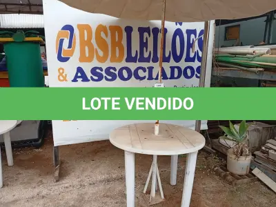 LOTE 515 - 01 MESA DE PLÁSTICO C/SOMBREIRO E BASE DE FERRO. (NO ESTADO) ATENÇÃO! FAZER A VISITAÇÃO ANTES DE ARREMATAR, NÃO SABEMOS SE FUNCIONA. LEILÃO NÃO TEM GARANTIA E NEM DEVOLUÇÃO, SUJEITO A POSSÍVEIS AVARIAS VISÍVEIS/OCULTAS E/OU AUSÊNCIA DE COMPONENTES.
