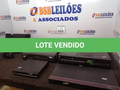 LOTE 063 - 02 VÍDEOS CASSETES, 03 APARELHOS DE DVD, 01 CÂMERA FOTOGRÁFICA E 01 PLACA P/PORTÃO MARCA ROSSI. (NO ESTADO) ATENÇÃO! FAZER A VISITAÇÃO ANTES DE ARREMATAR, NÃO SABEMOS SE FUNCIONA. LEILÃO NÃO TEM GARANTIA E NEM DEVOLUÇÃO, SUJEITO A POSSÍVEIS AVARIAS VISÍVEIS/OCULTAS E/OU AUSÊNCIA DE COMPONENTES.