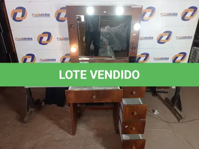LOTE 441 - 01 PENTEADEIRA C/ESPELHO 05 GAVETAS. (NO ESTADO) ATENÇÃO! FAZER A VISITAÇÃO ANTES DE ARREMATAR, NÃO SABEMOS SE FUNCIONA. LEILÃO NÃO TEM GARANTIA E NEM DEVOLUÇÃO, SUJEITO A POSSÍVEIS AVARIAS VISÍVEIS/OCULTAS E/OU AUSÊNCIA DE COMPONENTES.