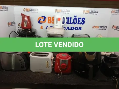 LOTE 264 - 02 AIR FRYES, 05 SANDUICHEIRAS, 01 TORRADEIRA, 01 BATEDEIRA E UTENSÍLIOS DIVERSOS.  (NO ESTADO) ATENÇÃO! FAZER A VISITAÇÃO ANTES DE ARREMATAR, NÃO SABEMOS SE FUNCIONA. LEILÃO NÃO TEM GARANTIA E NEM DEVOLUÇÃO, SUJEITO A POSSÍVEIS AVARIAS VISÍVEIS/OCULTAS E/OU AUSÊNCIA DE COMPONENTES.