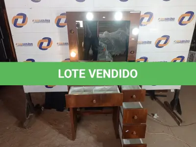 LOTE 441 - 01 PENTEADEIRA C/ESPELHO 05 GAVETAS. (NO ESTADO) ATENÇÃO! FAZER A VISITAÇÃO ANTES DE ARREMATAR, NÃO SABEMOS SE FUNCIONA. LEILÃO NÃO TEM GARANTIA E NEM DEVOLUÇÃO, SUJEITO A POSSÍVEIS AVARIAS VISÍVEIS/OCULTAS E/OU AUSÊNCIA DE COMPONENTES.