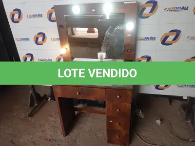 LOTE 441 - 01 PENTEADEIRA C/ESPELHO 05 GAVETAS. (NO ESTADO) ATENÇÃO! FAZER A VISITAÇÃO ANTES DE ARREMATAR, NÃO SABEMOS SE FUNCIONA. LEILÃO NÃO TEM GARANTIA E NEM DEVOLUÇÃO, SUJEITO A POSSÍVEIS AVARIAS VISÍVEIS/OCULTAS E/OU AUSÊNCIA DE COMPONENTES.