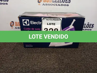 LOTE 328 - 01 FERRO A VAPOR P/ PASSAR ROUPAS ELECTROLUX COR BRANCA C/AZUL (NOVO). (NO ESTADO) ATENÇÃO! FAZER A VISITAÇÃO ANTES DE ARREMATAR, NÃO SABEMOS SE FUNCIONA. LEILÃO NÃO TEM GARANTIA E NEM DEVOLUÇÃO, SUJEITO A POSSÍVEIS AVARIAS VISÍVEIS/OCULTAS E/OU AUSÊNCIA DE COMPONENTES.