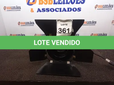 LOTE 361 - 01 LUMINÁRIA P/ESTÚDIO. (NO ESTADO) ATENÇÃO! FAZER A VISITAÇÃO ANTES DE ARREMATAR, NÃO SABEMOS SE FUNCIONA. LEILÃO NÃO TEM GARANTIA E NEM DEVOLUÇÃO, SUJEITO A POSSÍVEIS AVARIAS VISÍVEIS/OCULTAS E/OU AUSÊNCIA DE COMPONENTES.