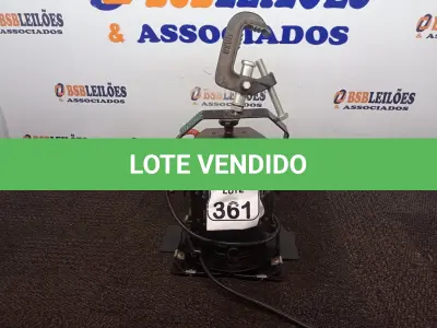 LOTE 361 - 01 LUMINÁRIA P/ESTÚDIO. (NO ESTADO) ATENÇÃO! FAZER A VISITAÇÃO ANTES DE ARREMATAR, NÃO SABEMOS SE FUNCIONA. LEILÃO NÃO TEM GARANTIA E NEM DEVOLUÇÃO, SUJEITO A POSSÍVEIS AVARIAS VISÍVEIS/OCULTAS E/OU AUSÊNCIA DE COMPONENTES.