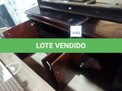 LOTE 440 - 01 APARADOR PARA SALA C/ ESPELHO. (NO ESTADO) ATENÇÃO! FAZER A VISITAÇÃO ANTES DE ARREMATAR, NÃO SABEMOS SE FUNCIONA. LEILÃO NÃO TEM GARANTIA E NEM DEVOLUÇÃO, SUJEITO A POSSÍVEIS AVARIAS VISÍVEIS/OCULTAS E/OU AUSÊNCIA DE COMPONENTES.