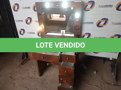 LOTE 441 - 01 PENTEADEIRA C/ESPELHO 05 GAVETAS. (NO ESTADO) ATENÇÃO! FAZER A VISITAÇÃO ANTES DE ARREMATAR, NÃO SABEMOS SE FUNCIONA. LEILÃO NÃO TEM GARANTIA E NEM DEVOLUÇÃO, SUJEITO A POSSÍVEIS AVARIAS VISÍVEIS/OCULTAS E/OU AUSÊNCIA DE COMPONENTES.
