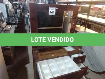 LOTE 441 - 01 PENTEADEIRA C/ESPELHO 05 GAVETAS. (NO ESTADO) ATENÇÃO! FAZER A VISITAÇÃO ANTES DE ARREMATAR, NÃO SABEMOS SE FUNCIONA. LEILÃO NÃO TEM GARANTIA E NEM DEVOLUÇÃO, SUJEITO A POSSÍVEIS AVARIAS VISÍVEIS/OCULTAS E/OU AUSÊNCIA DE COMPONENTES.
