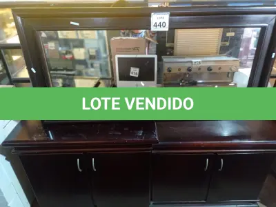 LOTE 440 - 01 APARADOR PARA SALA C/ ESPELHO. (NO ESTADO) ATENÇÃO! FAZER A VISITAÇÃO ANTES DE ARREMATAR, NÃO SABEMOS SE FUNCIONA. LEILÃO NÃO TEM GARANTIA E NEM DEVOLUÇÃO, SUJEITO A POSSÍVEIS AVARIAS VISÍVEIS/OCULTAS E/OU AUSÊNCIA DE COMPONENTES.