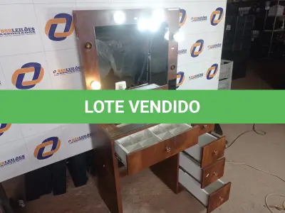 LOTE 441 - 01 PENTEADEIRA C/ESPELHO 05 GAVETAS. (NO ESTADO) ATENÇÃO! FAZER A VISITAÇÃO ANTES DE ARREMATAR, NÃO SABEMOS SE FUNCIONA. LEILÃO NÃO TEM GARANTIA E NEM DEVOLUÇÃO, SUJEITO A POSSÍVEIS AVARIAS VISÍVEIS/OCULTAS E/OU AUSÊNCIA DE COMPONENTES.