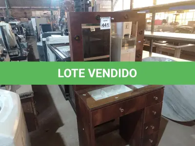 LOTE 441 - 01 PENTEADEIRA C/ESPELHO 05 GAVETAS. (NO ESTADO) ATENÇÃO! FAZER A VISITAÇÃO ANTES DE ARREMATAR, NÃO SABEMOS SE FUNCIONA. LEILÃO NÃO TEM GARANTIA E NEM DEVOLUÇÃO, SUJEITO A POSSÍVEIS AVARIAS VISÍVEIS/OCULTAS E/OU AUSÊNCIA DE COMPONENTES.