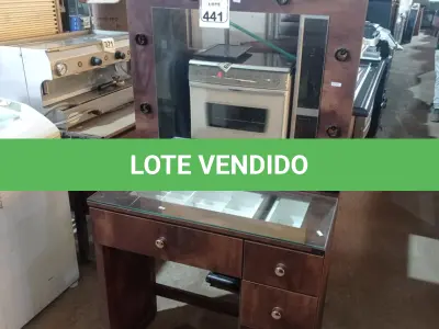 LOTE 441 - 01 PENTEADEIRA C/ESPELHO 05 GAVETAS. (NO ESTADO) ATENÇÃO! FAZER A VISITAÇÃO ANTES DE ARREMATAR, NÃO SABEMOS SE FUNCIONA. LEILÃO NÃO TEM GARANTIA E NEM DEVOLUÇÃO, SUJEITO A POSSÍVEIS AVARIAS VISÍVEIS/OCULTAS E/OU AUSÊNCIA DE COMPONENTES.