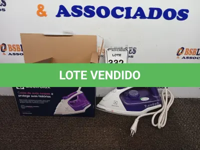 LOTE 332 - 01 FERRO A VAPOR P/ PASSAR ROUPAS ELECTROLUX COR BRANCA C/AZUL (NOVO). (NO ESTADO) ATENÇÃO! FAZER A VISITAÇÃO ANTES DE ARREMATAR, NÃO SABEMOS SE FUNCIONA. LEILÃO NÃO TEM GARANTIA E NEM DEVOLUÇÃO, SUJEITO A POSSÍVEIS AVARIAS VISÍVEIS/OCULTAS E/OU AUSÊNCIA DE COMPONENTES.