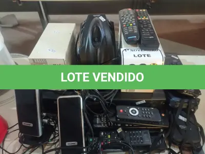 LOTE 382 - 01 VíDEO CASSETE, 03 ESTABILIZADORES, 03 MAQUINAS FOTOGRÁFICAS, 01 APARELHO DE TELEFONE E DIVERSOS CONTROLES REMOTOS MARCAS E MODELOS DIVERSOS.  (NO ESTADO) ATENÇÃO! FAZER A VISITAÇÃO ANTES DE ARREMATAR, NÃO SABEMOS SE FUNCIONA. LEILÃO NÃO TEM GARANTIA E NEM DEVOLUÇÃO, SUJEITO A POSSÍVEIS AVARIAS VISÍVEIS/OCULTAS E/OU AUSÊNCIA DE COMPONENTES.