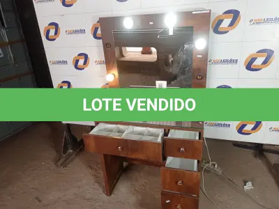 LOTE 441 - 01 PENTEADEIRA C/ESPELHO 05 GAVETAS. (NO ESTADO) ATENÇÃO! FAZER A VISITAÇÃO ANTES DE ARREMATAR, NÃO SABEMOS SE FUNCIONA. LEILÃO NÃO TEM GARANTIA E NEM DEVOLUÇÃO, SUJEITO A POSSÍVEIS AVARIAS VISÍVEIS/OCULTAS E/OU AUSÊNCIA DE COMPONENTES.