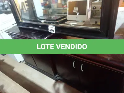 LOTE 440 - 01 APARADOR PARA SALA C/ ESPELHO. (NO ESTADO) ATENÇÃO! FAZER A VISITAÇÃO ANTES DE ARREMATAR, NÃO SABEMOS SE FUNCIONA. LEILÃO NÃO TEM GARANTIA E NEM DEVOLUÇÃO, SUJEITO A POSSÍVEIS AVARIAS VISÍVEIS/OCULTAS E/OU AUSÊNCIA DE COMPONENTES.