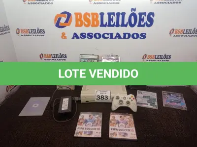 LOTE 383 - 01 XBOX COM 01 CONTROLE E JOGOS DIVERSOS. (NO ESTADO) ATENÇÃO! FAZER A VISITAÇÃO ANTES DE ARREMATAR, NÃO SABEMOS SE FUNCIONA. LEILÃO NÃO TEM GARANTIA E NEM DEVOLUÇÃO, SUJEITO A POSSÍVEIS AVARIAS VISÍVEIS/OCULTAS E/OU AUSÊNCIA DE COMPONENTES.