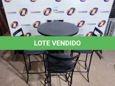 LOTE 190 - 01 MESA BISTRÔ COM 04 BANQUETAS ALTA. (NO ESTADO) ATENÇÃO! FAZER A VISITAÇÃO ANTES DE ARREMATAR, NÃO SABEMOS SE FUNCIONA. LEILÃO NÃO TEM GARANTIA E NEM DEVOLUÇÃO, SUJEITO A POSSÍVEIS AVARIAS VISÍVEIS/OCULTAS E/OU AUSÊNCIA DE COMPONENTES.