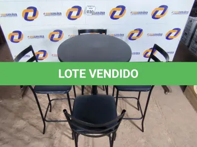 LOTE 030 - 01 MESA BISTRÔ COM 04 BANQUETAS ALTAS. (NO ESTADO) ATENÇÃO! FAZER A VISITAÇÃO ANTES DE ARREMATAR, NÃO SABEMOS SE FUNCIONA. LEILÃO NÃO TEM GARANTIA E NEM DEVOLUÇÃO, SUJEITO A POSSÍVEIS AVARIAS VISÍVEIS/OCULTAS E/OU AUSÊNCIA DE COMPONENTES.
