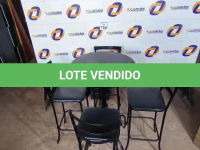LOTE 180 - 01 MESA BISTRÔ COM 04 BANQUETAS ALTAS. (NO ESTADO) ATENÇÃO! FAZER A VISITAÇÃO ANTES DE ARREMATAR, NÃO SABEMOS SE FUNCIONA. LEILÃO NÃO TEM GARANTIA E NEM DEVOLUÇÃO, SUJEITO A POSSÍVEIS AVARIAS VISÍVEIS/OCULTAS E/OU AUSÊNCIA DE COMPONENTES.