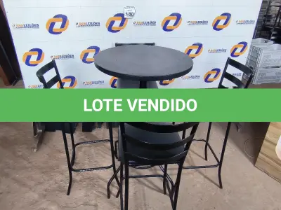 LOTE 180 - 01 MESA BISTRÔ COM 04 BANQUETAS ALTAS. (NO ESTADO) ATENÇÃO! FAZER A VISITAÇÃO ANTES DE ARREMATAR, NÃO SABEMOS SE FUNCIONA. LEILÃO NÃO TEM GARANTIA E NEM DEVOLUÇÃO, SUJEITO A POSSÍVEIS AVARIAS VISÍVEIS/OCULTAS E/OU AUSÊNCIA DE COMPONENTES.