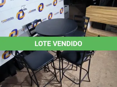 LOTE 080 - 01 MESA BISTRÔ COM 04 BANQUETAS ALTAS. (NO ESTADO) ATENÇÃO! FAZER A VISITAÇÃO ANTES DE ARREMATAR, NÃO SABEMOS SE FUNCIONA. LEILÃO NÃO TEM GARANTIA E NEM DEVOLUÇÃO, SUJEITO A POSSÍVEIS AVARIAS VISÍVEIS/OCULTAS E/OU AUSÊNCIA DE COMPONENTES.