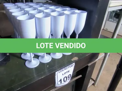 LOTE 109 - 30 TACAS EM PLÁSTICO PARA CHAMPANHEIRA COR BRANCA. (NO ESTADO) ATENÇÃO! FAZER A VISITAÇÃO ANTES DE ARREMATAR, NÃO SABEMOS SE FUNCIONA. LEILÃO NÃO TEM GARANTIA E NEM DEVOLUÇÃO, SUJEITO A POSSÍVEIS AVARIAS VISÍVEIS/OCULTAS E/OU AUSÊNCIA DE COMPONENTES.