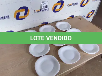 LOTE 165 - 17 PRATOS EM PORCELANA (NO ESTADO) ATENÇÃO! FAZER A VISITAÇÃO ANTES DE ARREMATAR, NÃO SABEMOS SE FUNCIONA. LEILÃO NÃO TEM GARANTIA E NEM DEVOLUÇÃO, SUJEITO A POSSÍVEIS AVARIAS VISÍVEIS/OCULTAS E/OU AUSÊNCIA DE COMPONENTES.