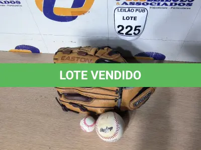 LOTE 225 - 01 LUVA PARA BEISEBOL COM BOLA PARA DECORAÇÃO. (NO ESTADO) ATENÇÃO! FAZER A VISITAÇÃO ANTES DE ARREMATAR, NÃO SABEMOS SE FUNCIONA. LEILÃO NÃO TEM GARANTIA E NEM DEVOLUÇÃO, SUJEITO A POSSÍVEIS AVARIAS VISÍVEIS/OCULTAS E/OU AUSÊNCIA DE COMPONENTES.