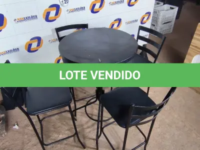 LOTE 120 - 01 MESA BISTRÔ COM 04 BANQUETAS ALTAS. (NO ESTADO) ATENÇÃO! FAZER A VISITAÇÃO ANTES DE ARREMATAR, NÃO SABEMOS SE FUNCIONA. LEILÃO NÃO TEM GARANTIA E NEM DEVOLUÇÃO, SUJEITO A POSSÍVEIS AVARIAS VISÍVEIS/OCULTAS E/OU AUSÊNCIA DE COMPONENTES.