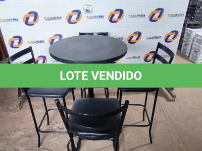 LOTE 160 - 01 MESA BISTRÔ COM 04 BANQUETAS ALTA. (NO ESTADO) ATENÇÃO! FAZER A VISITAÇÃO ANTES DE ARREMATAR, NÃO SABEMOS SE FUNCIONA. LEILÃO NÃO TEM GARANTIA E NEM DEVOLUÇÃO, SUJEITO A POSSÍVEIS AVARIAS VISÍVEIS/OCULTAS E/OU AUSÊNCIA DE COMPONENTES.