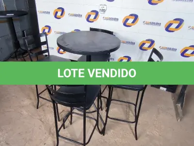 LOTE 120 - 01 MESA BISTRÔ COM 04 BANQUETAS ALTAS. (NO ESTADO) ATENÇÃO! FAZER A VISITAÇÃO ANTES DE ARREMATAR, NÃO SABEMOS SE FUNCIONA. LEILÃO NÃO TEM GARANTIA E NEM DEVOLUÇÃO, SUJEITO A POSSÍVEIS AVARIAS VISÍVEIS/OCULTAS E/OU AUSÊNCIA DE COMPONENTES.