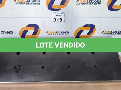 LOTE 018 - 01 PRATELEIRA DE PAREDE MEDINDO 0,36 CM X 1,00 CM. (NO ESTADO) ATENÇÃO! FAZER A VISITAÇÃO ANTES DE ARREMATAR, NÃO SABEMOS SE FUNCIONA. LEILÃO NÃO TEM GARANTIA E NEM DEVOLUÇÃO, SUJEITO A POSSÍVEIS AVARIAS VISÍVEIS/OCULTAS E/OU AUSÊNCIA DE COMPONENTES.