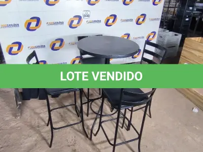 LOTE 020 - 01 MESA BISTRÔ COM 04 BANQUETAS ALTAS. (NO ESTADO) ATENÇÃO! FAZER A VISITAÇÃO ANTES DE ARREMATAR, NÃO SABEMOS SE FUNCIONA. LEILÃO NÃO TEM GARANTIA E NEM DEVOLUÇÃO, SUJEITO A POSSÍVEIS AVARIAS VISÍVEIS/OCULTAS E/OU AUSÊNCIA DE COMPONENTES.