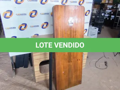 LOTE 174 - 01 MESA SUSPENSA EM MADEIRA PARA LANCHONETE 0,60CM X 1,65CM. (NO ESTADO) ATENÇÃO! FAZER A VISITAÇÃO ANTES DE ARREMATAR, NÃO SABEMOS SE FUNCIONA. LEILÃO NÃO TEM GARANTIA E NEM DEVOLUÇÃO, SUJEITO A POSSÍVEIS AVARIAS VISÍVEIS/OCULTAS E/OU AUSÊNCIA DE COMPONENTES.