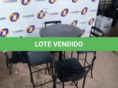 LOTE 140 - 01 MESA BISTRÔ COM 04 BANQUETAS ALTAS. (NO ESTADO) ATENÇÃO! FAZER A VISITAÇÃO ANTES DE ARREMATAR, NÃO SABEMOS SE FUNCIONA. LEILÃO NÃO TEM GARANTIA E NEM DEVOLUÇÃO, SUJEITO A POSSÍVEIS AVARIAS VISÍVEIS/OCULTAS E/OU AUSÊNCIA DE COMPONENTES.