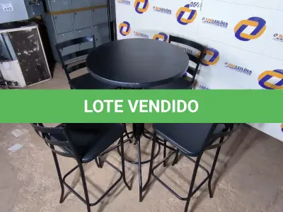 LOTE 050 - 01 MESA BISTRÔ COM 04 BANQUETAS ALTA. (NO ESTADO) ATENÇÃO! FAZER A VISITAÇÃO ANTES DE ARREMATAR, NÃO SABEMOS SE FUNCIONA. LEILÃO NÃO TEM GARANTIA E NEM DEVOLUÇÃO, SUJEITO A POSSÍVEIS AVARIAS VISÍVEIS/OCULTAS E/OU AUSÊNCIA DE COMPONENTES.